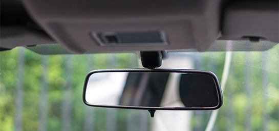 ¿El seguro de coche cubre el espejo retrovisor?
