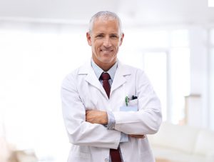 Cuadro médico Médico con bata sonriendo con los brazos cruzados