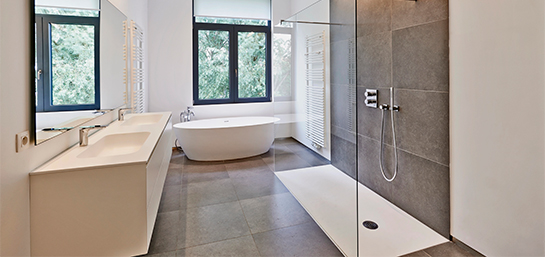 ¿Me cubre el seguro del hogar la mampara de la ducha?