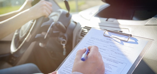 Accidente con coche de autoescuela, ¿qué pasa?