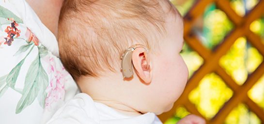 Cobertura de audífonos infantiles en el seguro