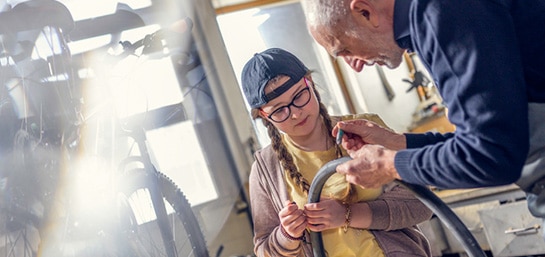¿Cómo se cambia la rueda de una bicicleta?