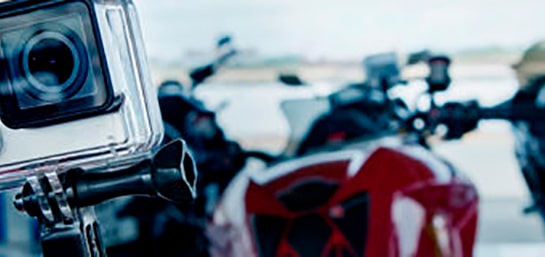 ¿Es legal llevar una cámara deportiva en el casco?