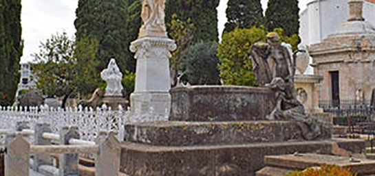 ¿Cómo se hereda un panteón o nicho?