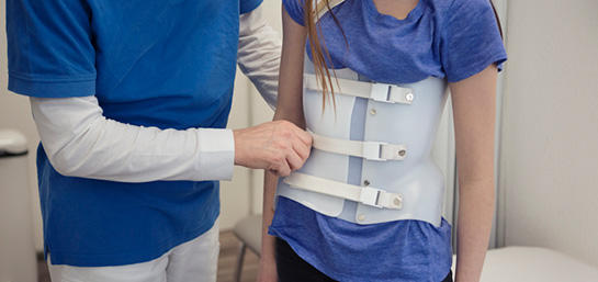 ¿Mi seguro de salud cubre cirugía de escoliosis?