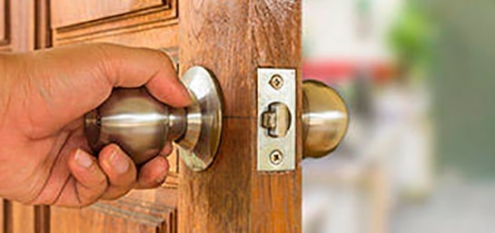 ¿Qué puedo hacer si descubro que mi casero entra en casa cuando no estoy?